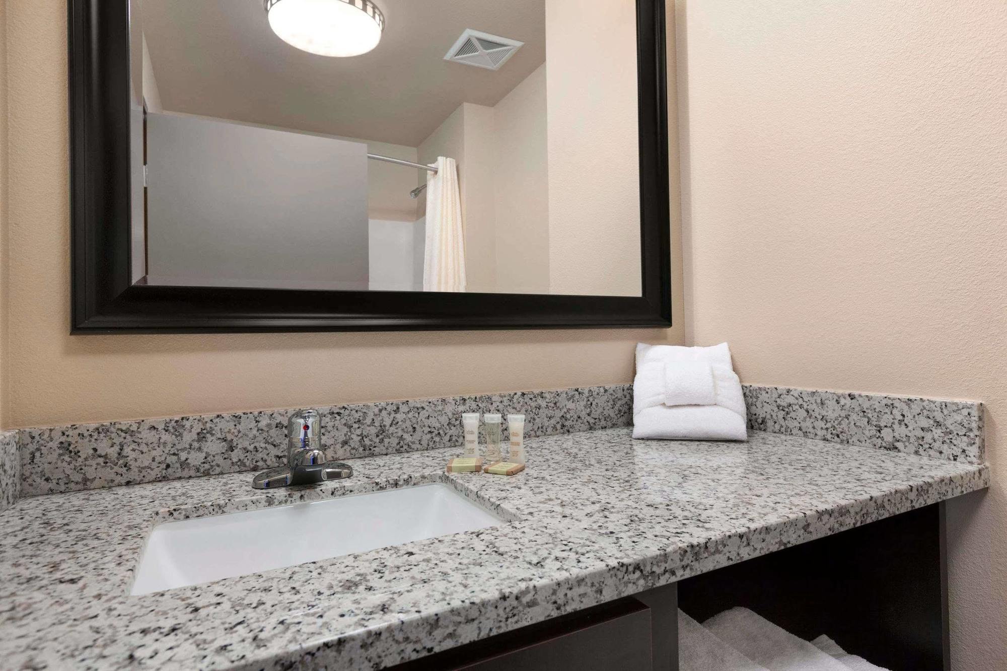 Best Western Roosevelt Place Bismarck Esterno foto